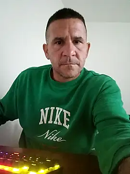 Snapshot of Mister1985 chatting on October 8, 2025, 6:27 pm Mister1985 online show from October 8, 2025, 6:27 pm