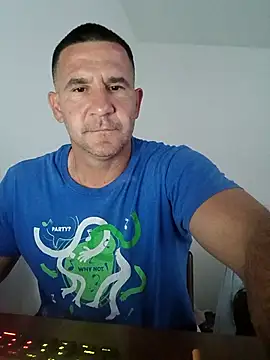 Snapshot of Mister1985 chatting on October 23, 2025, 5:29 am Mister1985 online show from October 23, 2025, 5:29 am