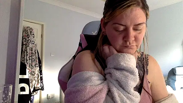 Snapshot of AureliaXOX chatting on February 22, 2025, 3:47 pm AureliaXOX online show from February 22, 2025, 3:47 pm