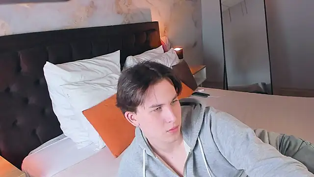 AdrianoAubert online show from March 6, 2025, 4:38 pm