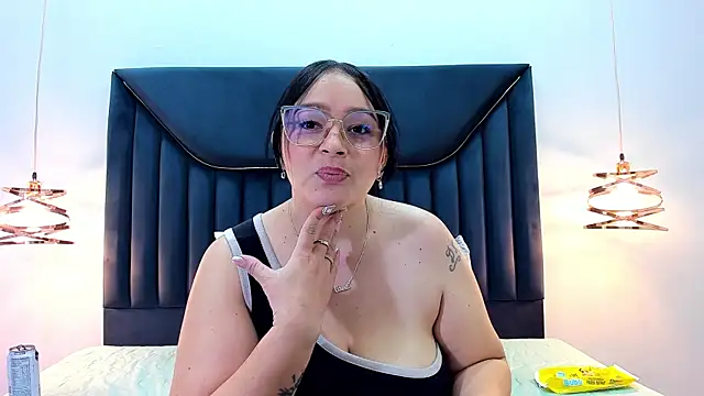 ZamiraGates online show from February 26, 2025, 8:37 am