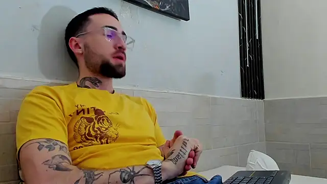 Luke davis01 online show from February 13, 2025, 12:43 pm