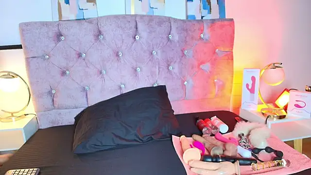 Skye Moore online show from September 12, 2025, 12:38 pm