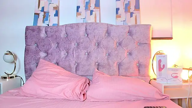 Skye Moore online show from September 16, 2025, 7:37 pm