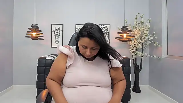 Snapshot of BBW_CINDY chatting on February 13, 2025, 10:11 pm BBW CINDY online show from February 13, 2025, 10:11 pm