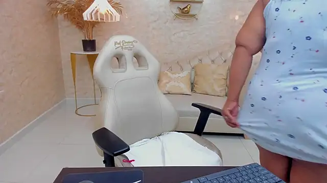 Snapshot of BBW_CINDY chatting on February 21, 2025, 7:10 pm BBW CINDY online show from February 21, 2025, 7:10 pm