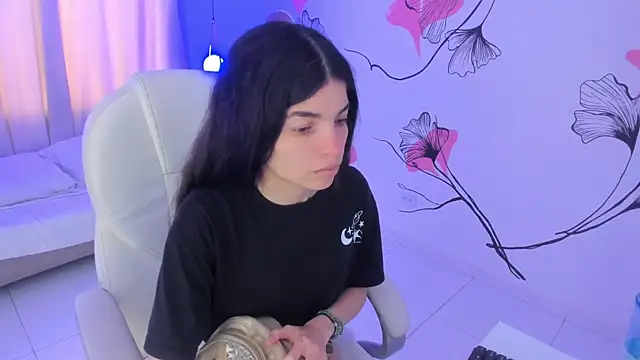 Snapshot of Isabela_Fiorelli chatting on March 18, 2025, 12:03 pm Isabela Fiorelli online show from March 18, 2025, 12:03 pm