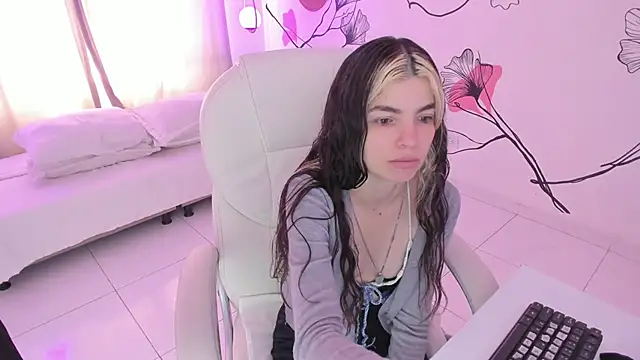 Snapshot of Isabela_Fiorelli chatting on September 16, 2025, 1:45 pm Isabela Fiorelli online show from September 16, 2025, 1:45 pm