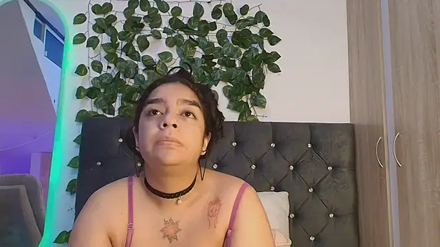 lauravince online show from June 17, 2026, 12:02 am