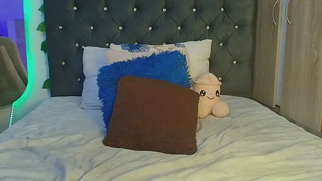 lauravince online show from July 2, 2026, 9:43 pm
