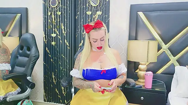 SophieWinsloow online show from April 17, 2026, 12:41 pm