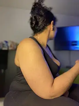 Snapshot of Carola-Ross chatting on October 28, 2025, 5:26 pm Carola-Ross online show from October 28, 2025, 5:26 pm