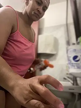 Snapshot of Carola-Ross chatting on December 17, 2025, 4:35 pm Carola-Ross online show from December 17, 2025, 4:35 pm