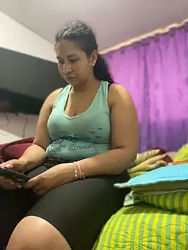 Snapshot of Carola-Ross chatting on April 13, 2026, 5:18 pm Carola-Ross online show from April 13, 2026, 5:18 pm