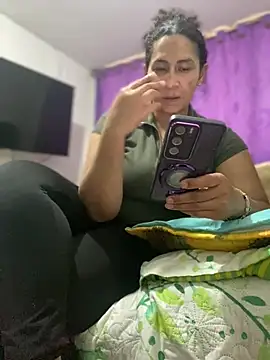 Snapshot of Carola-Ross chatting on April 16, 2026, 5:47 pm Carola-Ross online show from April 16, 2026, 5:47 pm