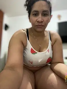 Snapshot of Carola-Ross chatting on April 22, 2026, 2:07 pm Carola-Ross online show from April 22, 2026, 2:07 pm