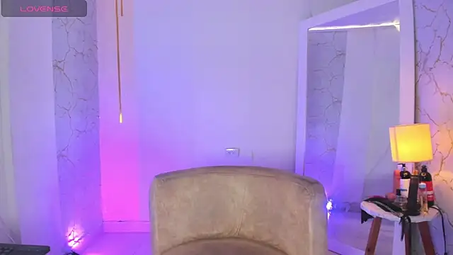 Emylyjonhs online show from April 16, 2026, 9:26 pm