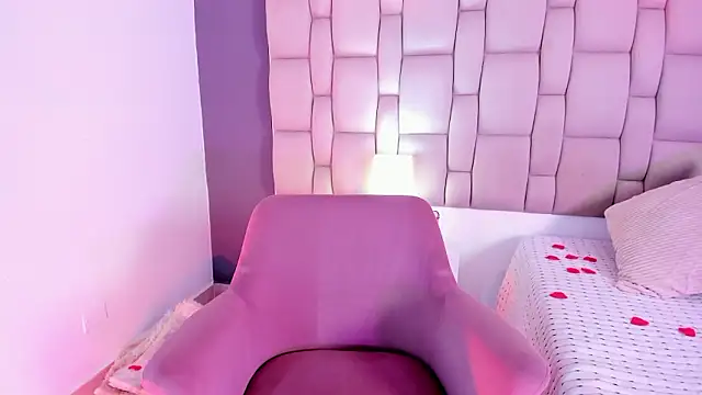 Mia cm online show from February 16, 2026, 8:05 pm