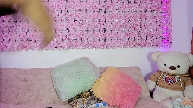 Lynda Bonnie online show from November 3, 2025, 1:45 pm