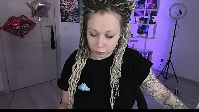 HoneySallyMoore online show from October 10, 2025, 6:18 pm