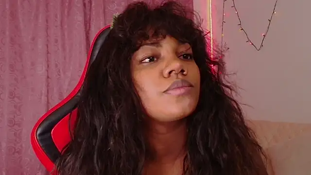 Snapshot of Daphnewalker__ chatting on December 20, 2025, 11:12 pm Daphnewalker online show from December 20, 2025, 11:12 pm