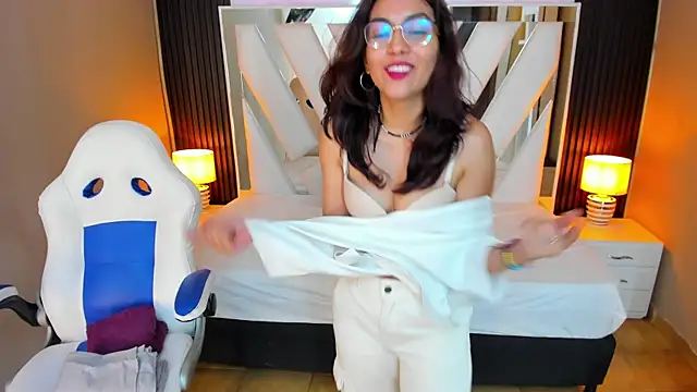 Snapshot of Cristin_Petite chatting on March 4, 2025, 5:34 pm Cristin Petite online show from March 4, 2025, 5:34 pm