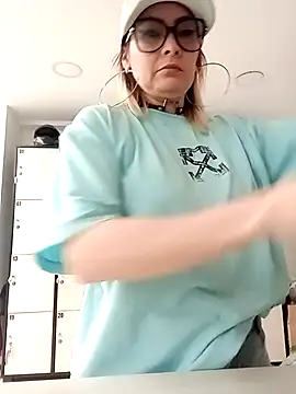 Snapshot of CandieGilson__ chatting on October 13, 2025, 12:38 pm CandieGilson   online show from October 13, 2025, 12:38 pm