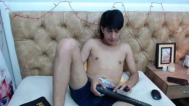Snapshot of Estiv18_ chatting on February 14, 2025, 6:34 am Estiv18  online show from February 14, 2025, 6:34 am