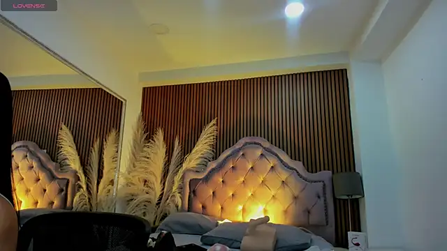 EmiliaRose  online show from December 14, 2025, 8:24 pm