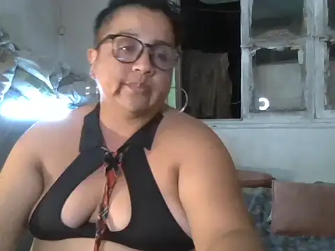 Snapshot of erinadarling79 chatting on February 15, 2025, 1:21 am erinadarling79 online show from February 15, 2025, 1:21 am