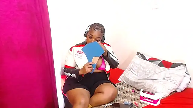 CurvyCutiexx94 online show from October 24, 2025, 9:28 am