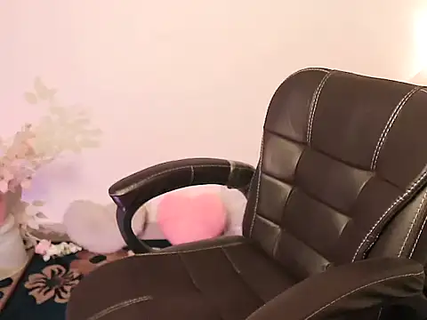 megancatluna online show from November 23, 2025, 4:34 am