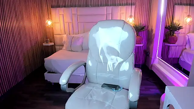 MelanieHillss online show from October 19, 2025, 5:08 am