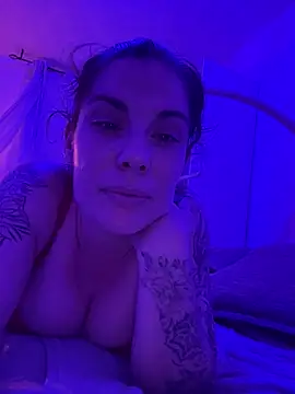 Snapshot of Lar0uch chatting on February 20, 2025, 7:19 pm Lar0uch online show from February 20, 2025, 7:19 pm