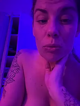 Snapshot of Lar0uch chatting on February 22, 2025, 8:40 am Lar0uch online show from February 22, 2025, 8:40 am