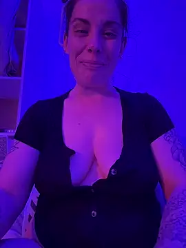 Snapshot of Lar0uch chatting on February 24, 2025, 5:20 pm Lar0uch online show from February 24, 2025, 5:20 pm