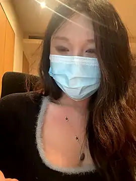 EstelleXU online show from March 7, 2025, 3:18 pm