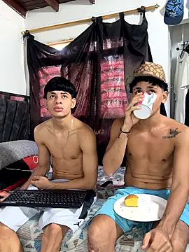 Snapshot of tonypaul13 chatting on January 15, 2026, 2:32 pm tonypaul13 online show from January 15, 2026, 2:32 pm