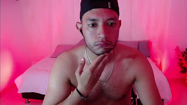 Snapshot of Double_R12 chatting on March 17, 2025, 12:25 pm Double R12 online show from March 17, 2025, 12:25 pm