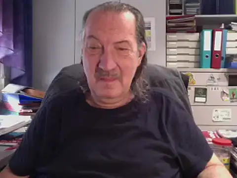 Snapshot of HMStraps01 chatting on January 17, 2025, 10:33 am HMStraps01 online show from January 17, 2025, 10:33 am