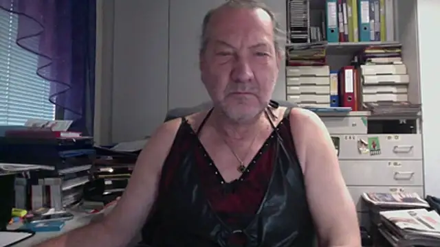 Snapshot of HMStraps01 chatting on December 2, 2025, 10:20 am HMStraps01 online show from December 2, 2025, 10:20 am