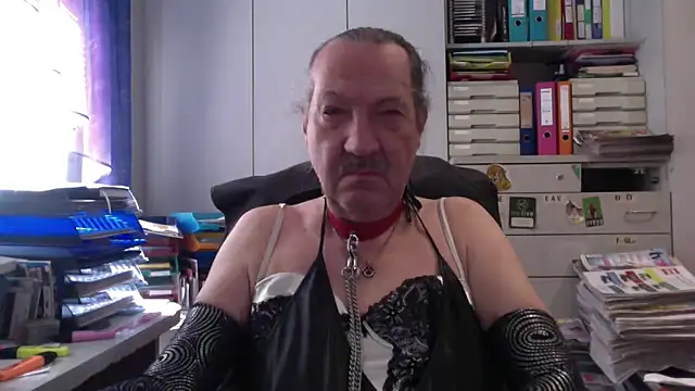 HMStraps01 online show from April 5, 2026, 11:18 am