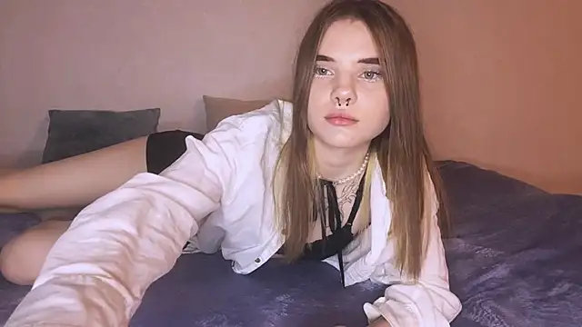 Snapshot of CarolinePepper chatting on February 18, 2025, 7:19 pm CarolinePepper online show from February 18, 2025, 7:19 pm