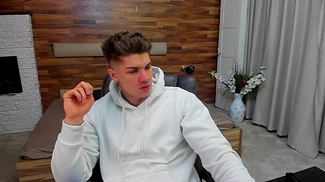 MaxKaiden online show from March 17, 2026, 6:17 am