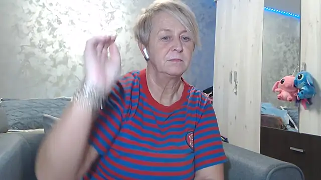 Snapshot of RosesandLillies chatting on February 2, 2026, 6:06 pm RosesandLillies online show from February 2, 2026, 6:06 pm