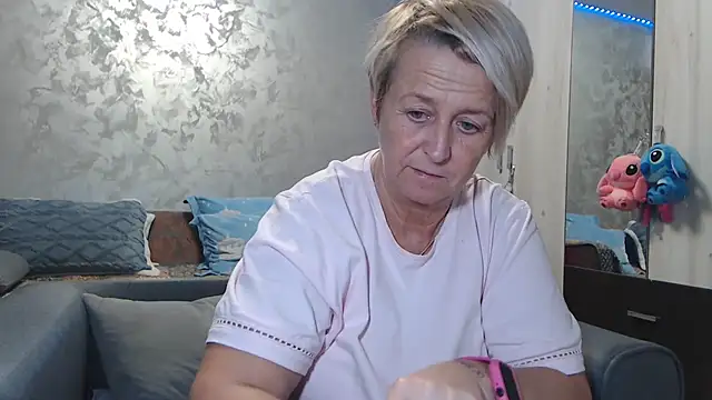 Snapshot of RosesandLillies chatting on February 6, 2026, 6:44 pm RosesandLillies online show from February 6, 2026, 6:44 pm