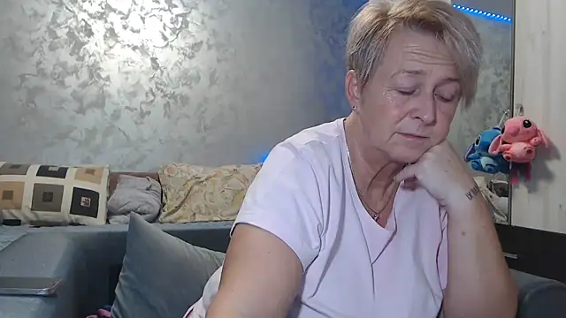 Snapshot of RosesandLillies chatting on February 10, 2026, 5:28 pm RosesandLillies online show from February 10, 2026, 5:28 pm