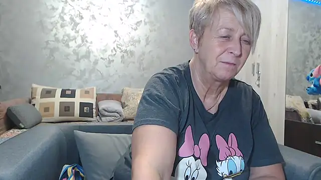 Snapshot of RosesandLillies chatting on February 17, 2026, 6:14 pm RosesandLillies online show from February 17, 2026, 6:14 pm