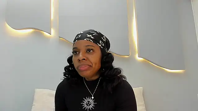 Snapshot of EmilyDiaaz chatting on April 20, 2026, 12:30 pm EmilyDiaaz online show from April 20, 2026, 12:30 pm
