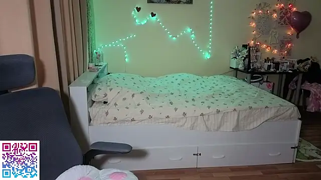 boozekirs  online show from April 15, 2026, 2:18 am